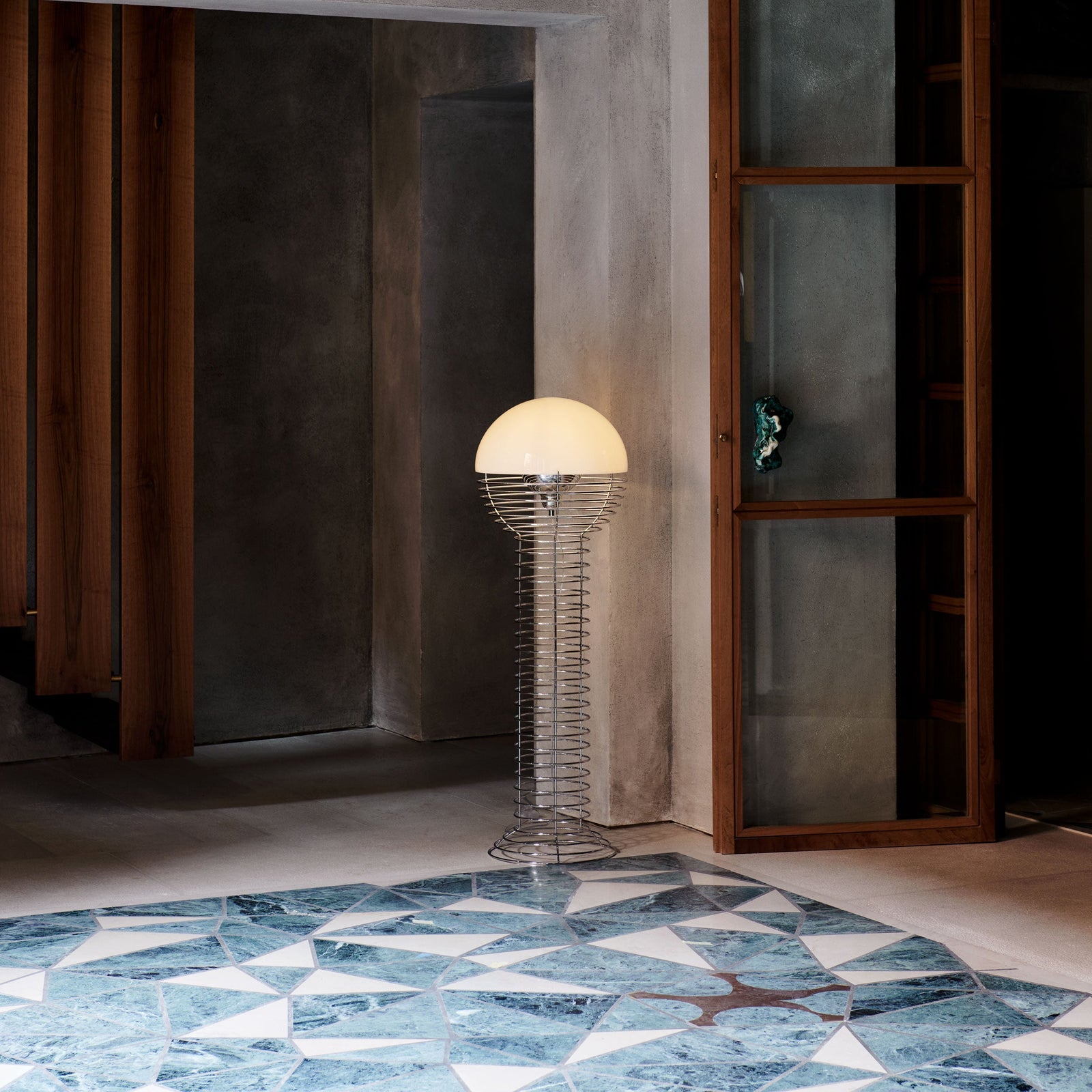 Wire Floor Lamp Ø40 w. white shade – VERPAN International