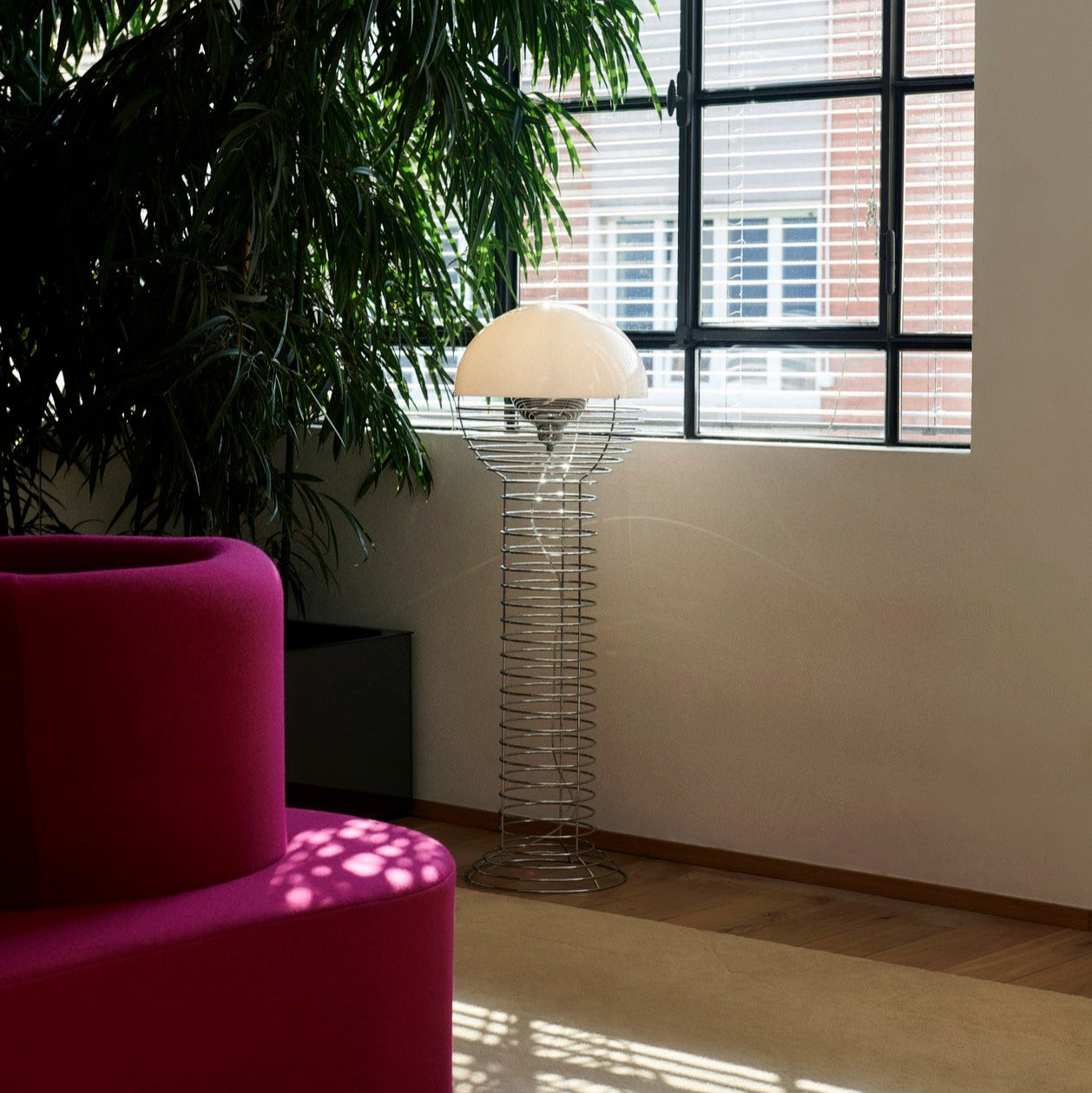 Wire Floor Lamp Ø40 w. white shade – VERPAN International