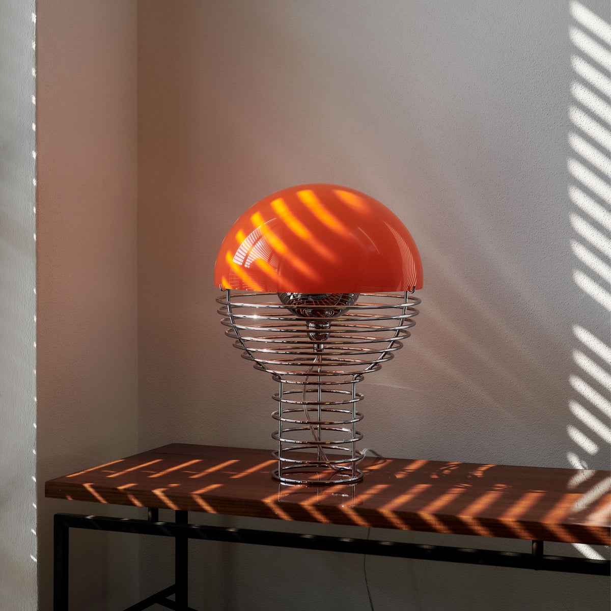 Wire Table Lamp Ø30 w. red shade – VERPAN International